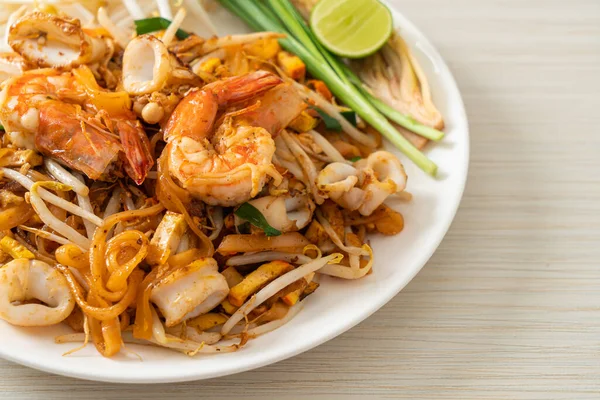 Pad Thai Seafood Mélanger Les Nouilles Frites Avec Des Crevettes — Photo