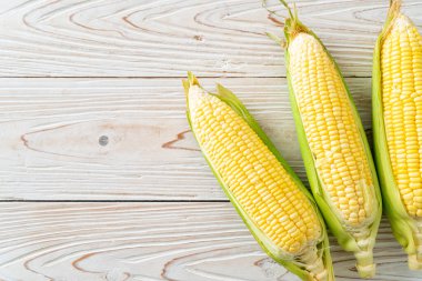 Kopya alanı ile ahşap zemin üzerinde taze mısır
