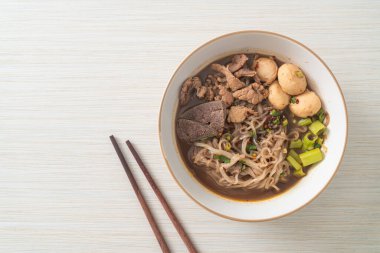 Domuz etli Tayland eriştesi, yahni, köfte ve domuz ciğeri kanlı çorba Tayland eriştesi usulü.