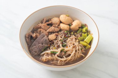 Domuz etli Tayland eriştesi, yahni, köfte ve domuz ciğeri kanlı çorba Tayland eriştesi usulü.