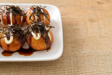 Takoyaki köftesi ya da ahtapot köftesi - Japon yemeği tarzı.
