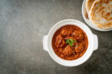 Hint usulü tavuk tikka masala baharatlı körili et yemeği roti veya naan ekmeği.