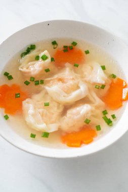 Beyaz kasede karides köftesi çorbası, Asya yemeği tarzı.