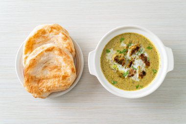 Yeşil masala soslu Afgan tavuğu ya da Hariyali tikka tavuk Hara masala roti ya da naan ekmeği ile Hint yemeği tarzı