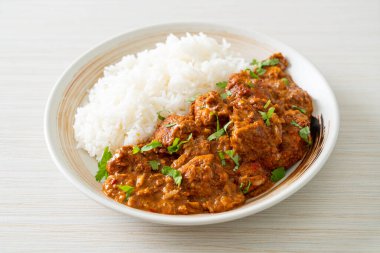 Tavuklu tikka masala, tabakta pilav, Hint yemeği tarzı.
