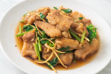 Çin kereviziyle Kızarmış Balık - Asya usulü