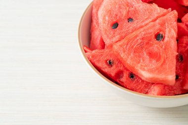 Beyaz kasede dilimlenmiş taze karpuz.