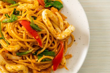 Kızarmış spagetti, tuzlanmış yumurta ve kalamar. Füzyon yemek stili.