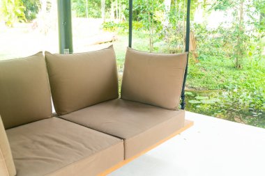 Boş kanepe dinlenmek için bahçede sallanıyor.