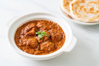 Hint usulü tavuk tikka masala baharatlı körili et yemeği roti veya naan ekmeği.