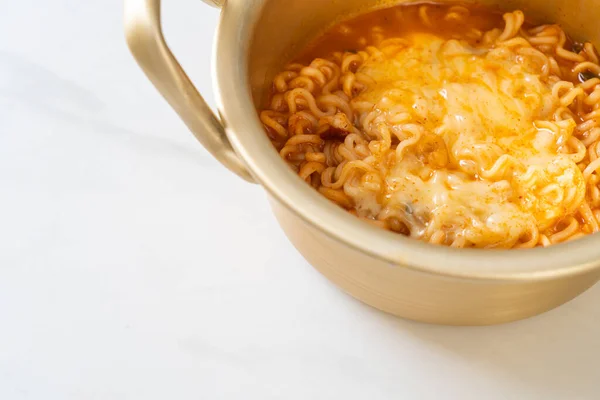 Macarrão Instantâneo Picante Coreano Com Queijo Mussarela — Fotografia de Stock