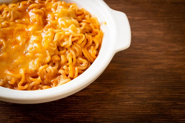 Tigela Macarrão Instantâneo Picante Com Queijo Mussarela — Fotografia de Stock