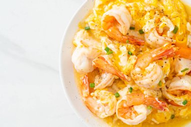 Karidesli ev yapımı kremalı omlet veya çırpılmış yumurta ve karides.