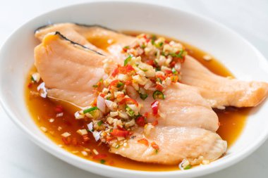 Yuzu Ponzu soslu haşlanmış alabalık veya somon balığı.