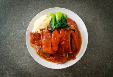 Pekin ördeği ya da ızgara kırmızı soslu kızarmış ördek Çin yemeği tarzı.