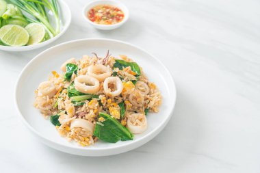 Kalamar ya da ahtapotlu pilav. Kalamar, yumurta ve lahana ile kızartılmış pilav.