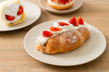 Çilekli ve taze kremalı kruvasan.