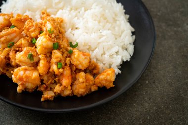 Sarımsaklı kızarmış karides ve pirinçli karides ezmesi.