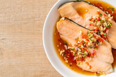 Yuzu Ponzu soslu haşlanmış alabalık veya somon balığı.