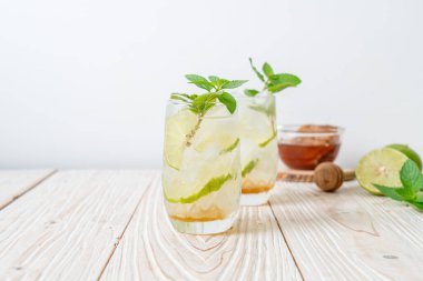 Naneli buzlu bal ve limonlu soda, ferahlatıcı içecek.