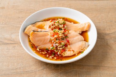 Yuzu Ponzu soslu haşlanmış alabalık veya somon balığı.