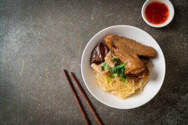 Beyaz kasede pişmiş ördekle kurutulmuş şehriye. Asya usulü.