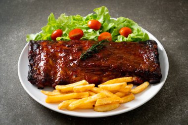 Barbekü soslu ızgara pirzola ve domuz pirzolası.