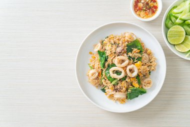 Kalamar ya da ahtapotlu pilav. Kalamar, yumurta ve lahana ile kızartılmış pilav.