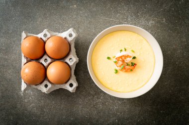 Karides ve taze soğanlı buğulanmış yumurta.