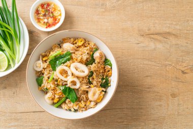 Kalamarlı ya da ahtapotlu pilav. Kalamar, yumurta ve lahana ile kızartılmış pirinç.