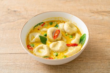 Balık köfteli yeşil köri çorbası - Tayland yemeği tarzı