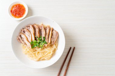 Beyaz kasede pişmiş ördekle kurutulmuş şehriye. Asya usulü.