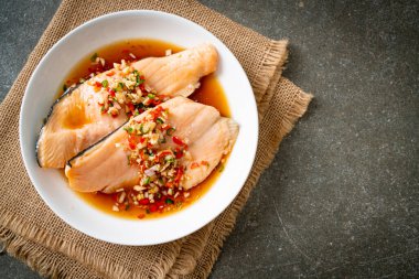 Yuzu Ponzu soslu haşlanmış alabalık veya somon balığı.