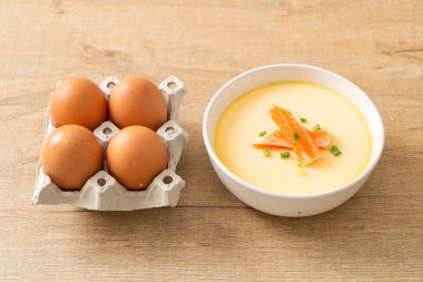 Yengeç sopasıyla haşlanmış yumurta ve taze soğan.