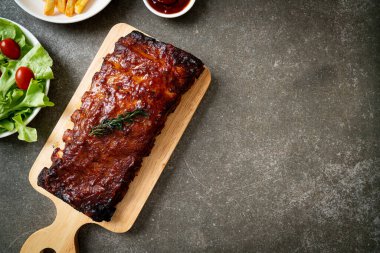 Barbekü soslu ızgara pirzola ve domuz pirzolası.