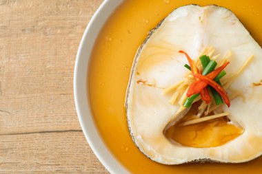 Soya soslu haşlanmış morina balığı ya da buğulanmış kar balığı ya da soya soslu Şili Bası.