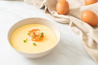 Karides ve taze soğanlı buğulanmış yumurta.