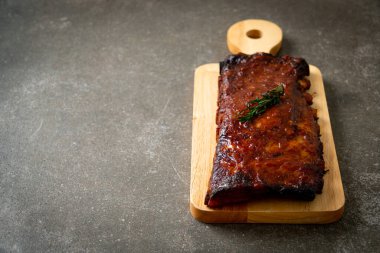 Barbekü soslu ızgara pirzola ve domuz pirzolası.