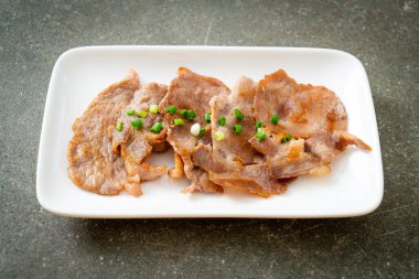 Asya usulü ızgara domuz boynu dilimlenmiş.