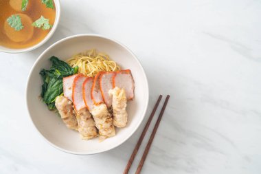 Barbekü Kırmızı Domuz eti ve Asya usulü Çorbalı Wonton Eriştesi.