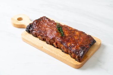 Barbekü soslu ızgara pirzola ve domuz pirzolası.