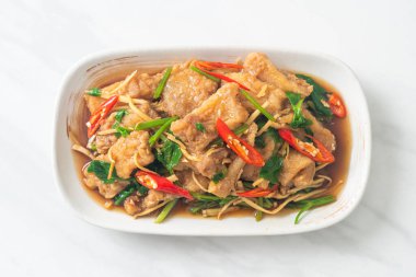 Çin kereviziyle Kızarmış Balık - Asya usulü