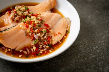 Yuzu Ponzu soslu haşlanmış alabalık veya somon balığı.