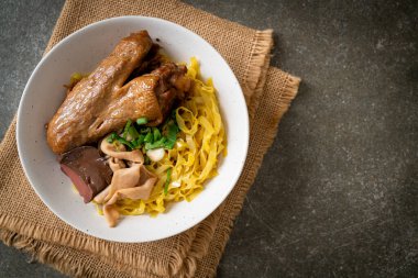 Yumurtalı erişte, kurutulmuş ördekle servis edilir. Asya usulü.