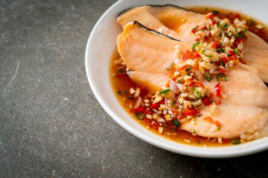 Yuzu Ponzu soslu haşlanmış alabalık veya somon balığı.