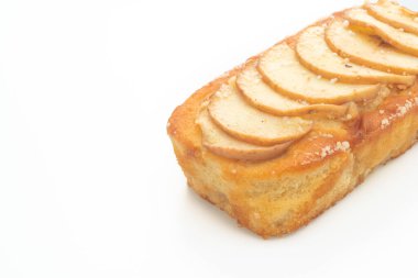 Elma ekmeği parçalanmış kek beyaz arka planda izole edilmiş.