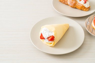 Taze çilek ve taze krep.