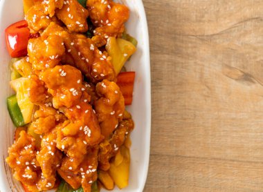 Kore usulü tatlı ve ekşi soslu kızarmış tavuk.