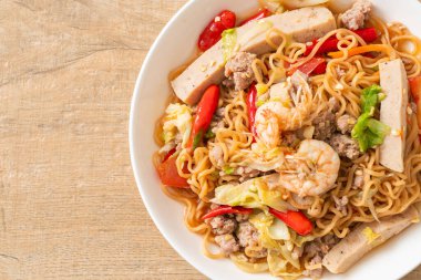 Asya usulü baharatlı erişte salatası, Tayland usulü.