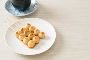 Mitarashi dango. Japon usulü soya soslu hamur tatlısı.